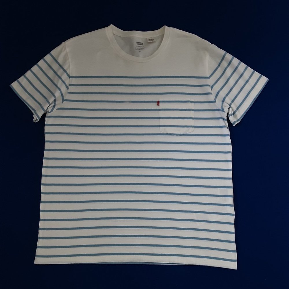 Levi's Crew Neck Tee..Size XL..Very Good Condition